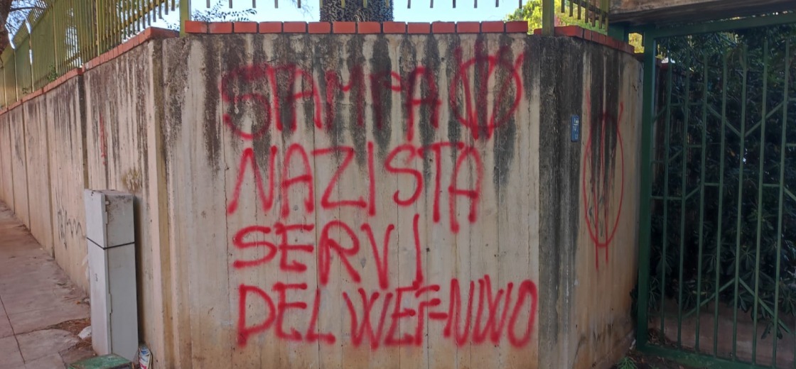 Atto vandalico in via Bernini, scritte no vax contro la stampa